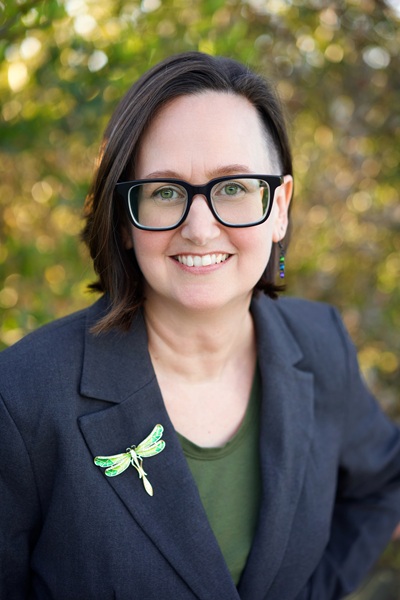 headshot of Amy Knepper smiling toward the camera in an outdoors setting
